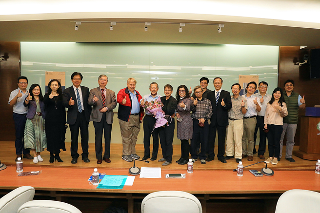 110年11月04日杰出校友化学系翟台茜(张念慈夫人)返校演讲，张念慈陪同出席。(照片/辅仁大学提供)