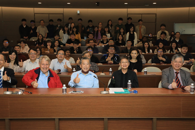 110年11月04日杰出校友化学系翟台茜(张念慈夫人)返校演讲，张念慈陪同出席。(照片/辅仁大学提供)



