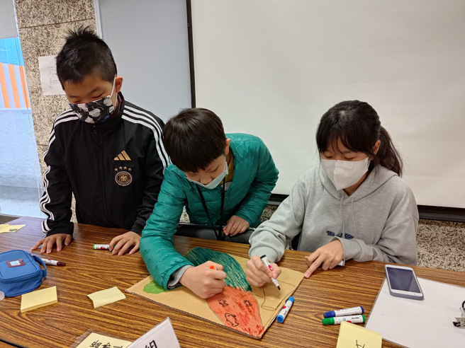 藉由游戏机制将复杂的气候变迁知识变得有趣、容易理解。(照片/臺北市学校环境教育中心提供)