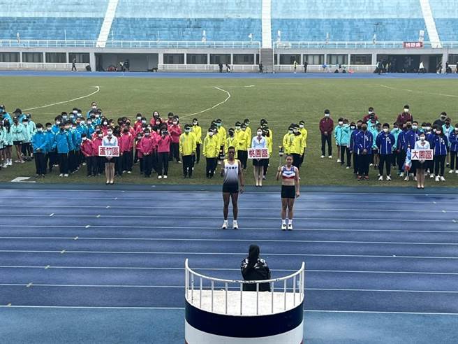 本次的圣火手由中坜国中学生锺至翔、桃园国中学生黄郁庭担任。（陈梦茹摄）