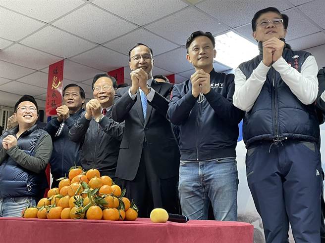 國民黨主席朱立倫今出席新北市黨部新春團拜，他表示，「提對的人每個選區都是最安全的選區，提不對的人最安全的選區也會是最危險的選區」，只要走對的路、提對的人，相信國民黨可以重新站起來。（蔡雯如攝）