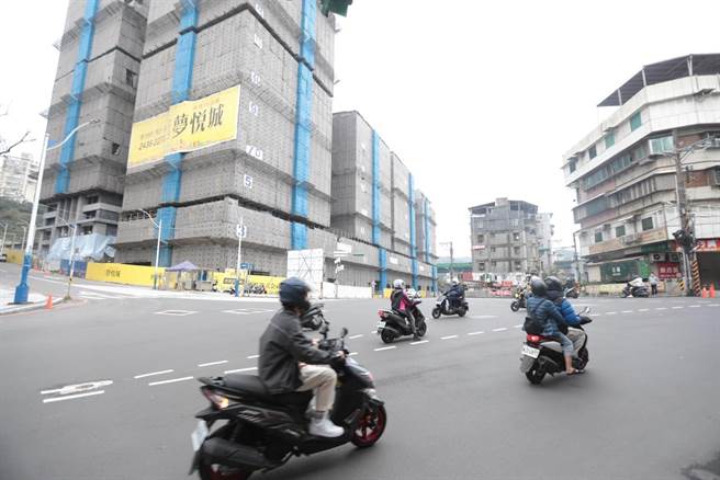 基隆市復兴路及德安路口，因为有大型建案接近完工，让这个路口变成「五叉路口」，危机四伏。（基隆市政府提供／张志康基隆传真）