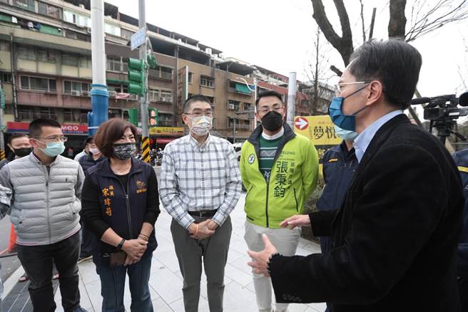 基隆市长谢国梁（左3）、交通处长王圳宏（右1）以及基隆市议员宋玮莉（左2）、张秉钧（右2）到现场会勘，商讨解决之道。（基隆市政府提供／张志康基隆传真）