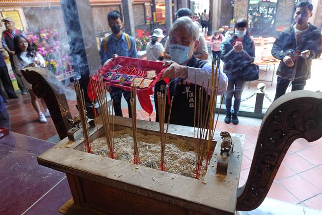 为了迎接西洋情人节，参山处与乐成宫合作推出月老殿加持的「喔熊」爱情御守。（参山国家风景管理处提供／潘虹恩台中传真）