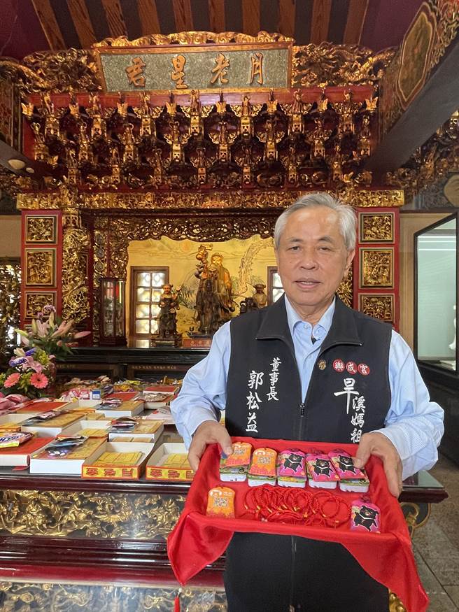 参山处与乐成宫合作推出月老殿加持的「喔熊」爱情御守，将于11日在乐成宫月老殿送出99个爱情御守给现场求姻缘的情侣。（参山国家风景管理处提供／潘虹恩台中传真）