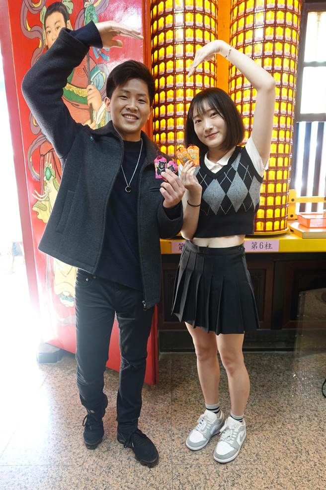 参山处与乐成宫合作推出「喔熊」爱情御守，将于11日发送给当天至乐成宫月老殿上香祈求姻缘的情侣，祝福爱情久久。（参山国家风景管理处提供／潘虹恩台中传真）