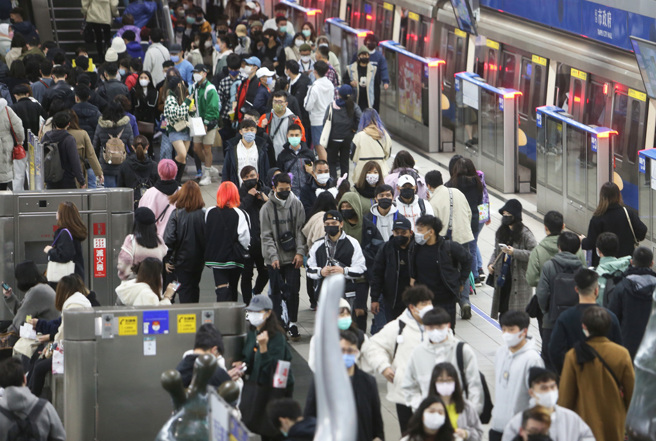 疫情中心宣布第二階段口罩鬆綁，室內免戴口罩，但醫療照護機構及大眾運輸系統內仍須配戴。（資料照）