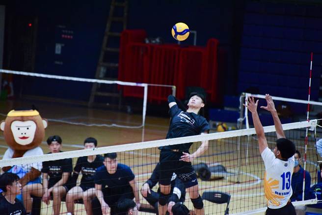 中原大学男排与马尼拉大学交流赛登场，排球外交精彩对战。（中原大学提供／吕筱蝉桃园传真）