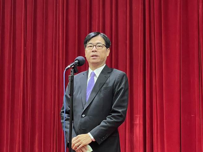 高雄市长陈其迈亲自北上列席行政院会，他希望中央继续补贴中小企业并结合净零、数位转型同步执行，另外，也盼中央加强对商家、摊商援助。（本报资料照片）