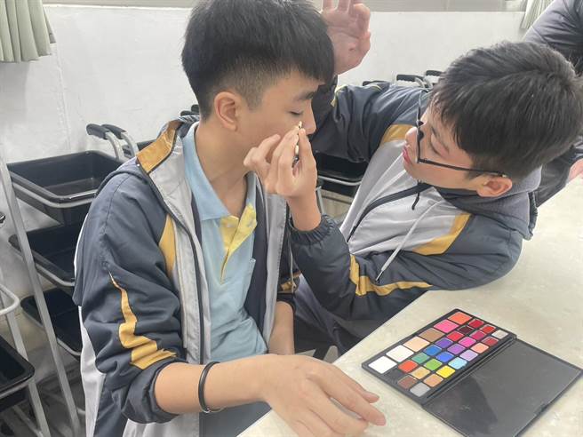 桃园杨梅国中秀才分校学生体验学习韩流彩妆，期盼透过多元课程探索多元兴趣。（吕筱蝉摄）	