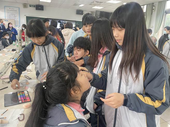 桃园杨梅国中秀才分校学生体验学习韩流彩妆，期盼透过多元课程探索多元兴趣。（吕筱蝉摄）