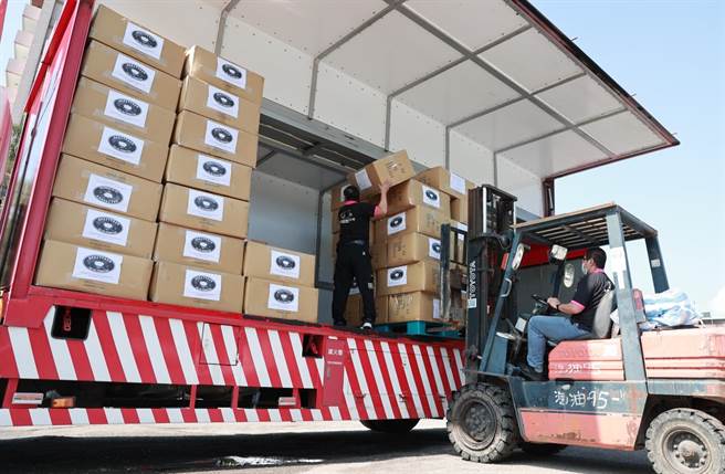 慈济内湖联络处今天上午召集志工，整理备妥总计重达25公吨（1358箱、8148条）的「加厚型环保毛毯」，将透过空运方式送暖至土耳其。（慈济基金会提供／林良齐台北传真）