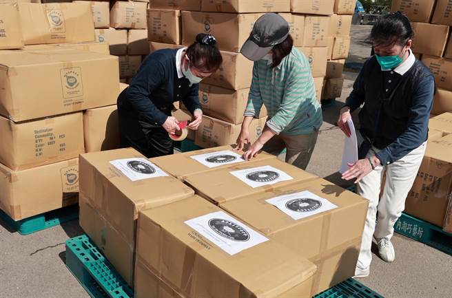 慈济内湖联络处今天上午召集志工，整理备妥总计重达25公吨（1358箱、8148条）的「加厚型环保毛毯」，将透过空运方式送暖至土耳其。（慈济基金会提供／林良齐台北传真）