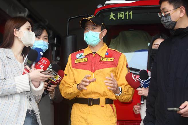 针对台湾第一批搜救队抵达土耳其灾区后，所抢救出的女性受困者，北市搜救队副队长刘奎佑（中）9日出面向媒体说明救灾进度。（张铠乙摄）