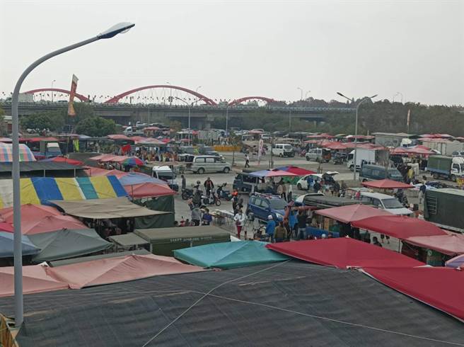 雲林縣北港牛墟香盛期周邊交通壅塞，公所將加強規畫車流動線。（張朝欣攝）