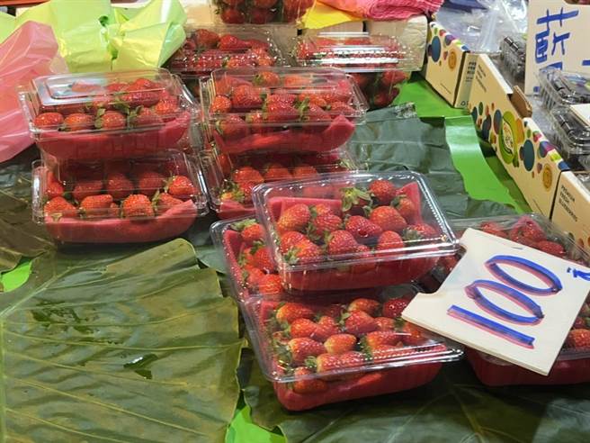 草莓的盛产期在每年12月至隔年3月，不过市售的草莓大福热量相当高，营养师也教导民眾如何自制减糖版的草莓大福。（陈梦茹摄）