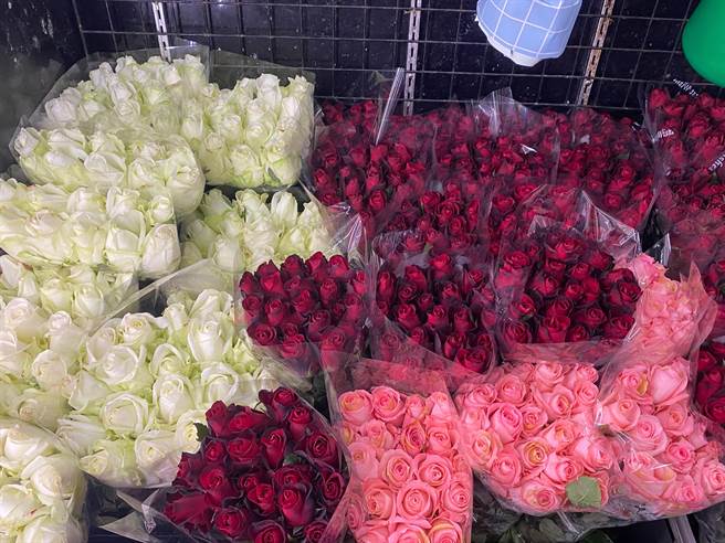 今年玫瑰花因天气冷等因素，价格较去年高。（张亦惠摄）