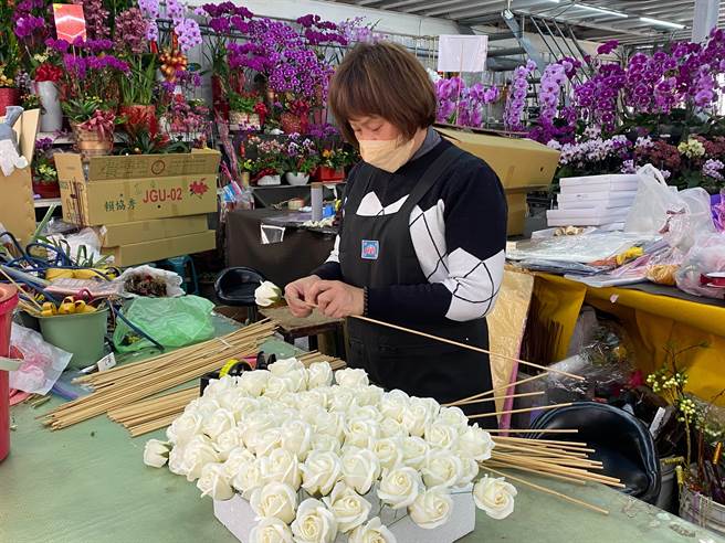 业者因应玫瑰花价高，准备「香皂花」供消费者做选择。（张亦惠摄）