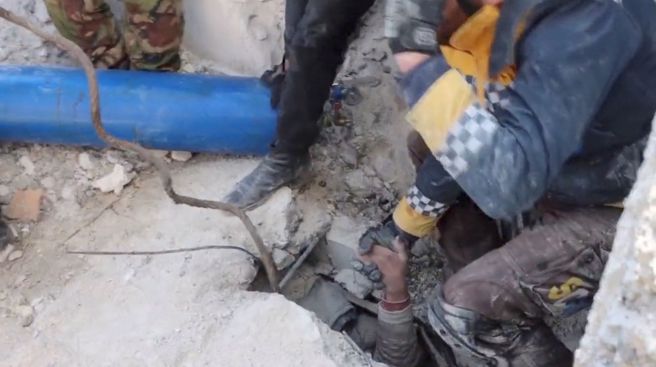 敘利亞民防組織成員「白頭盔」全力搶救瓦礫堆下可能的生還者；圖為發生在敘國阿夫林區的現場。(圖/路透社) 