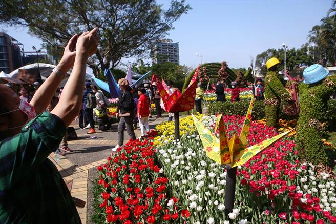 2023士林官邸郁金香展，郁金香处处盛开，民眾忙着捕捉美丽的郁金香与公园内的装置艺术。（邓博仁摄）