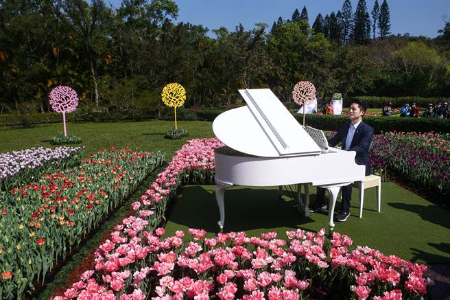 台北市长蒋万安9日出席士林官邸郁金香展，角色扮演音乐家，他致词时特别为土耳其地震祈福。（邓博仁摄）