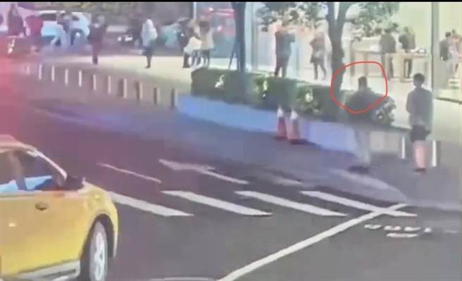 北市警方指出，有印度人出现在信义区街头以占星术诈骗，提醒民眾小心。（警方提供）