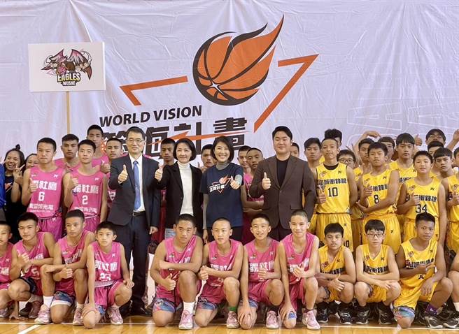 台湾世界展望会「篮海计画」在暨南国际大学举行中区期中交流赛，南投县长许淑华、暨大校长武东星等人到场为球员加油。（杨静茹摄）