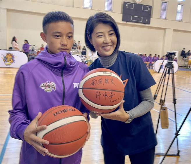 南投县有3支篮球队加入「篮海计画」，球员请县长许淑华签名留念。（杨静茹摄）