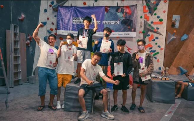 宜兰县中道中学国中部洪扬同学（左3）于「2022全国抱石运动攀登锦标赛」荣获男子乙组冠军，在60名参赛者中脱颖而出。（宜兰县体育会攀岩运动委员会提供／吴佩蓉宜兰传真）