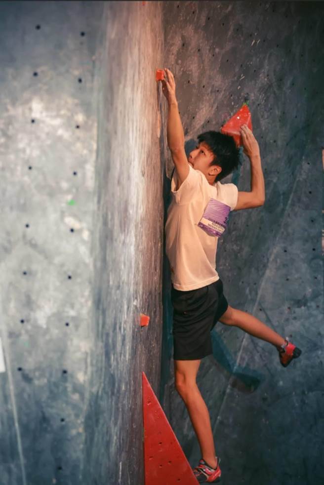 宜兰县中道中学国中部洪扬同学于「2022全国抱石运动攀登锦标赛」荣获男子乙组冠军，在60名参赛者中脱颖而出。（宜兰县体育会攀岩运动委员会提供／吴佩蓉宜兰传真）