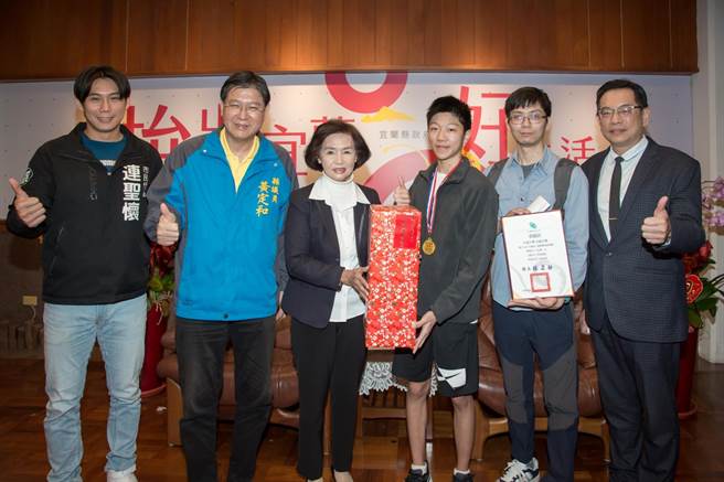宜兰县中道中学国中部洪扬同学（右3）于「2022全国抱石运动攀登锦标赛」荣获男子乙组冠军，在60名参赛者中脱颖而出，县长林姿妙（左3）今（9日）接见并给予表扬勉励。（宜兰县政府提供／吴佩蓉宜兰传真）