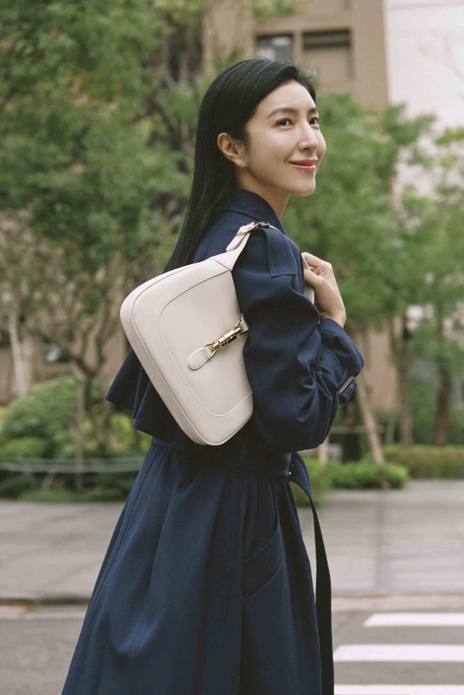 杨谨华以深色大衣搭配Gucci JACKIE 1961白色皮革小型肩背包，在街头漫步也气场十足。（Gucci 提供）