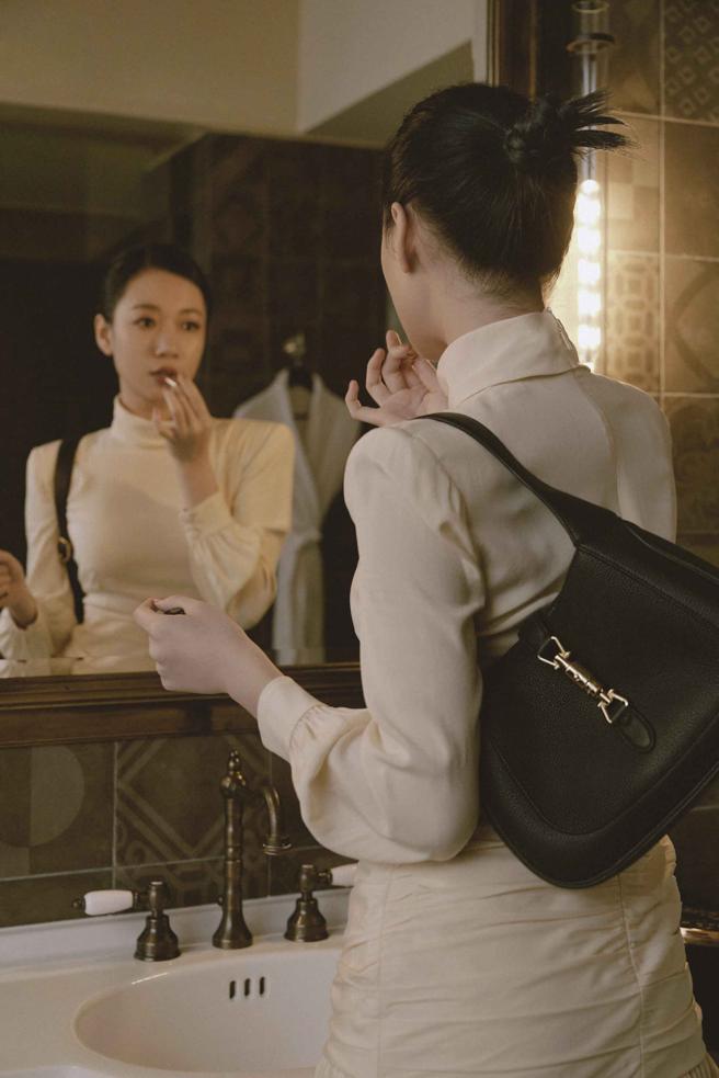 Julia吴卓源私下偏爱的简约造型搭配Gucci JACKIE 1961黑色皮革小型肩背包，也十分时髦。（Gucci 提供）
