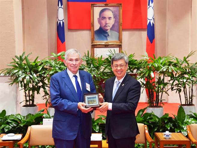 行政院长陈建仁（右）9日接见美台商业协会（USTBC）荣誉主席沃佛维茨（左）。（行政院提供）