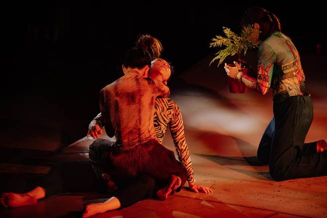 許程崴製作舞團作品《死線》，描述人在生命結束前的奮力一搏。（許程崴製作舞團提供）