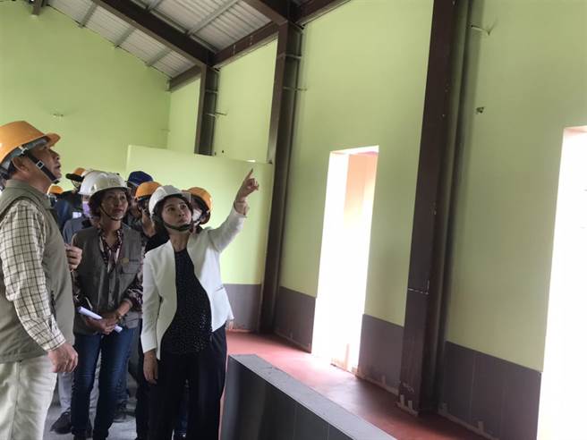 屏东县长周春米9日到「萌军渡假营区」视察工程，目前进度超前1.1％，周春米肯定团队能力、盼如期如质完工。（谢佳潾摄）