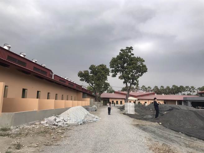 屏东县长周春米9日到「萌军渡假营区」视察工程，目前进度超前1.1％，周春米肯定团队能力、盼如期如质完工。（谢佳潾摄）