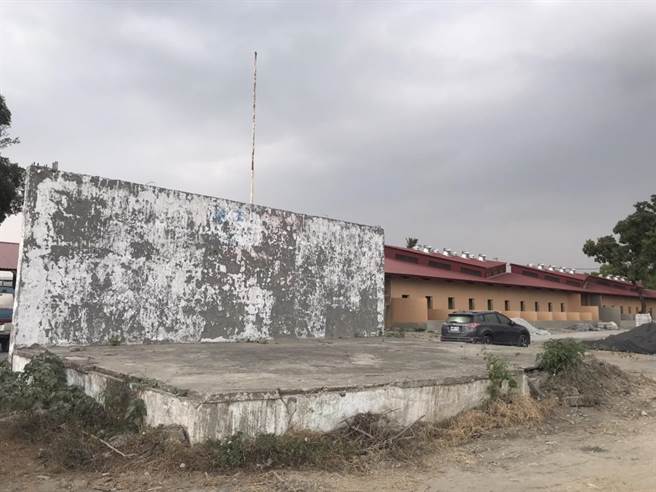 屏东县长周春米9日到「萌军渡假营区」视察工程，目前进度超前1.1％，周春米肯定团队能力、盼如期如质完工。（谢佳潾摄）