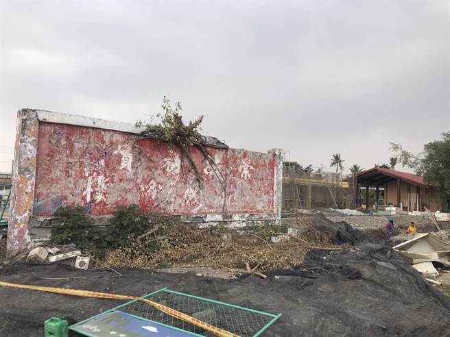 屏东县长周春米9日到「萌军渡假营区」视察工程，目前进度超前1.1％，周春米肯定团队能力、盼如期如质完工。（谢佳潾摄）