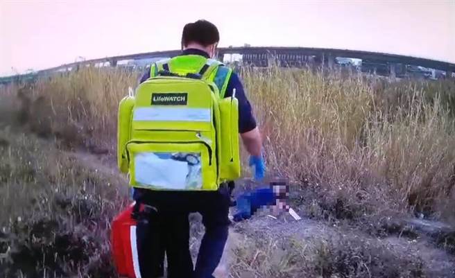 台中大里区年约60岁林姓女子病痛缠身，8日传讯给女儿表示「活得很辛苦」即消失，警执行交通勤务眼尖发现，及时救回林女。（雾峰警分局提供／潘虹恩台中传真）★《中时新闻网》关心您：再给自己一次机会！自杀防治24小时服务专线：1925（依旧爱我）、生命线：1995、张老师专线：1980。