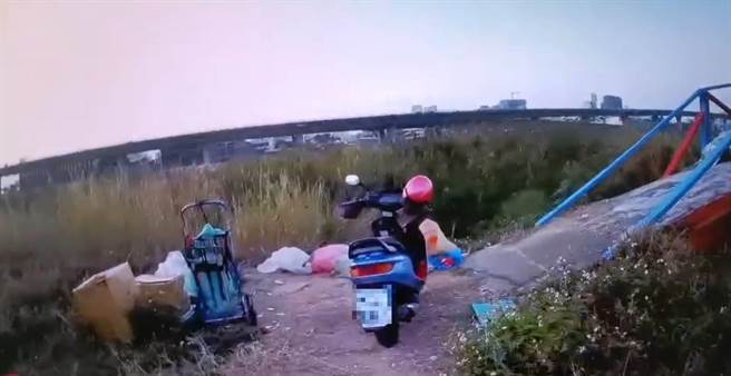 台中大里区年约60岁林姓女子病痛缠身，8日传讯给女儿表示「活得很辛苦」即消失，警执行交通勤务眼尖发现，及时救回林女。（雾峰警分局提供／潘虹恩台中传真）★《中时新闻网》关心您：再给自己一次机会！自杀防治24小时服务专线：1925（依旧爱我）、生命线：1995、张老师专线：1980。