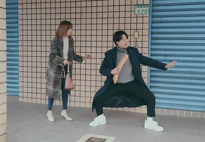 黃文星劇中拿法國麵包為王瞳擊退壞蛋。（民視提供）