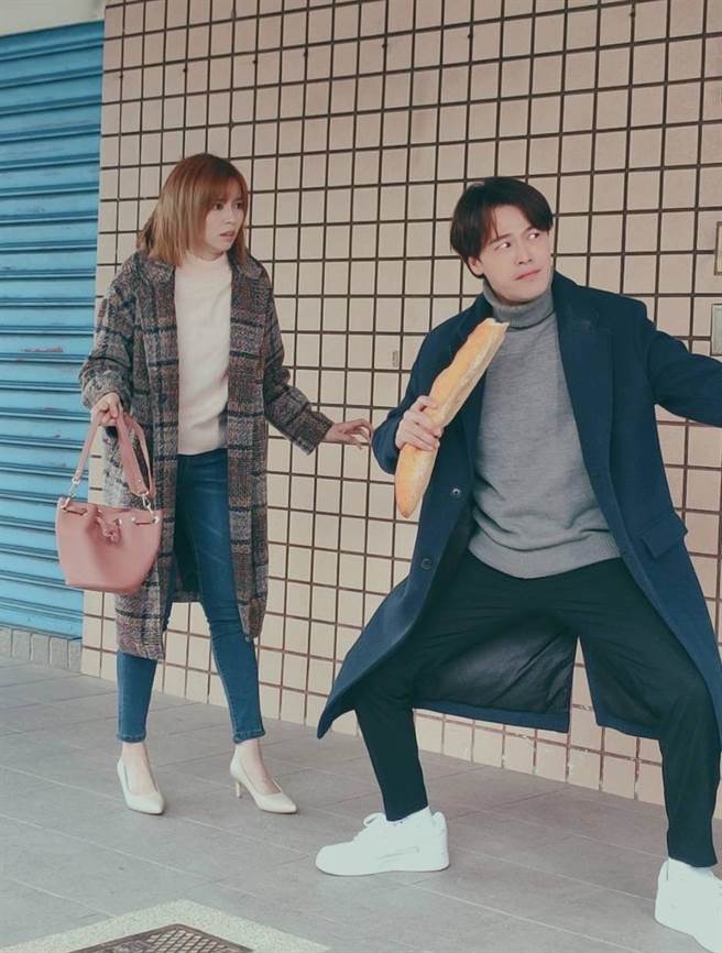 黃文星劇中拿法國麵包為王瞳擊退壞蛋。（民視提供）