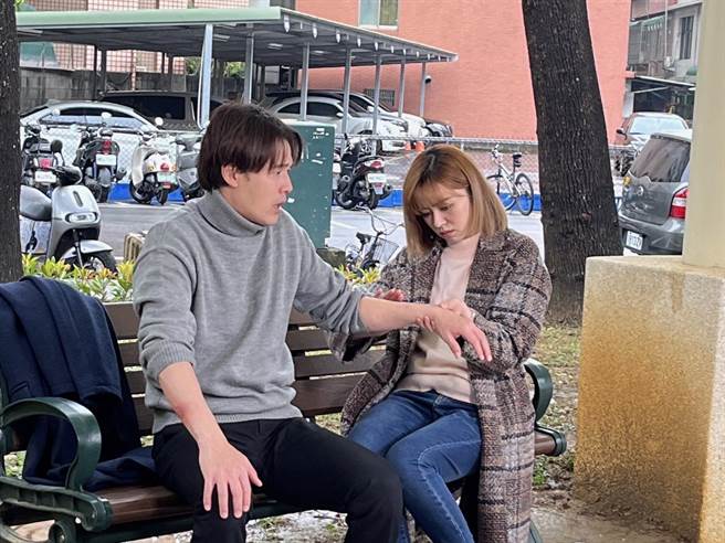 黃文星劇中為王瞳擊退壞蛋，自己卻掛彩。（民視提供）