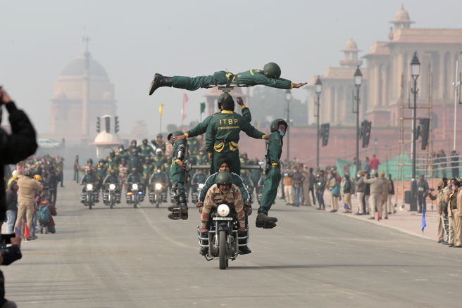 有3名学生骑着2辆YouBike脚踏车，并巧演特技动作，其危险行为也被网要笑称「可能想去印度当兵」。（示意图/shutterstock）