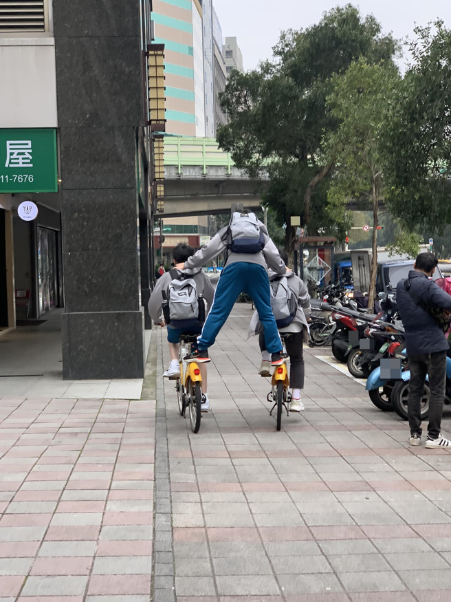 有3名学生骑着2辆YouBike脚踏车，并巧演特技动作，其危险行为也被网要笑称「可能想去印度当兵」。（翻摄自脸书路上观察学院）