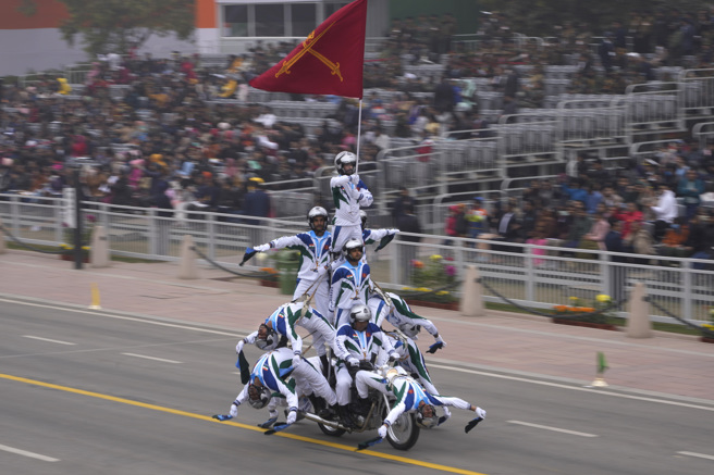 有3名学生骑着2辆YouBike脚踏车，并巧演特技动作，其危险行为也被网要笑称「可能想去印度当兵」。（图/美联社）