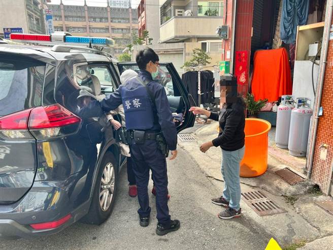 南屯派出所警员将88岁老妇人送回家中。（警方提供／张亦惠台中传真）