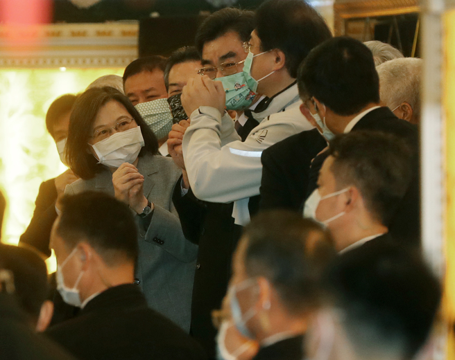 蔡英文总统（左）9日出席「新北市云林同乡会理监事会暨新春团拜活动」，拱手向与会来宾及会员们拜年。（刘宗龙摄）