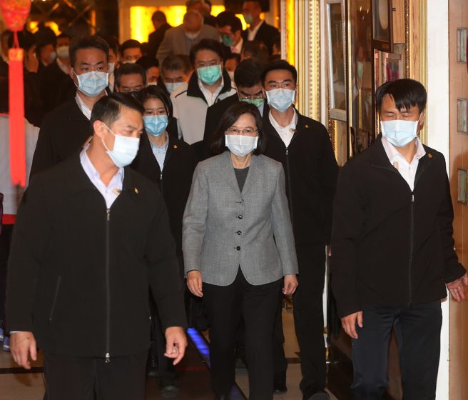 蔡英文总统（中）9日出席「新北市云林同乡会理监事会暨新春团拜活动」。（刘宗龙摄）